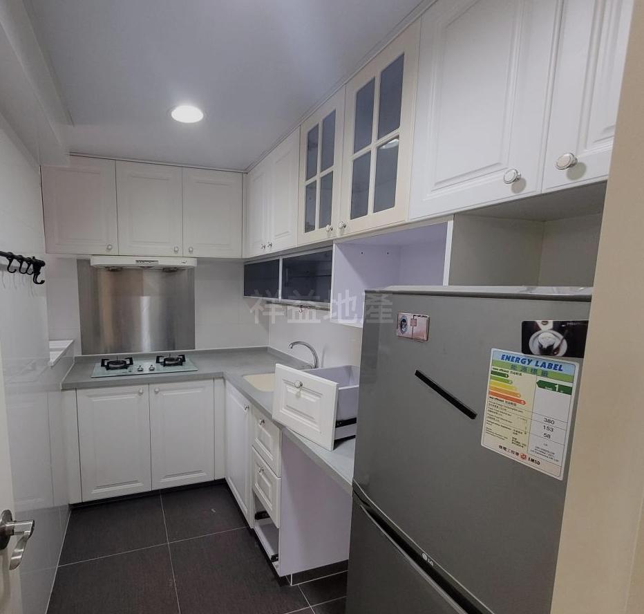 白色組合廚櫃新淨整潔,備餐區亦空間充足。(代理提供)