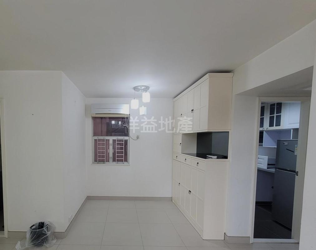 飯廳一邊設有置頂大儲物櫃,實用美觀。(代理提供)