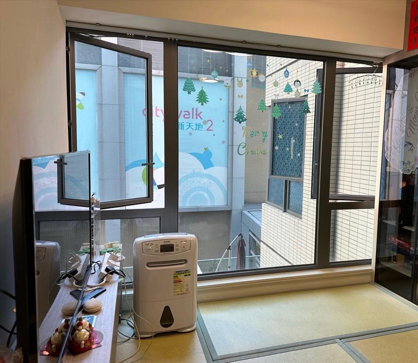 單位裝修新淨雅緻,鋪有日式榻榻米,景觀以樓景為主。(代理提供)