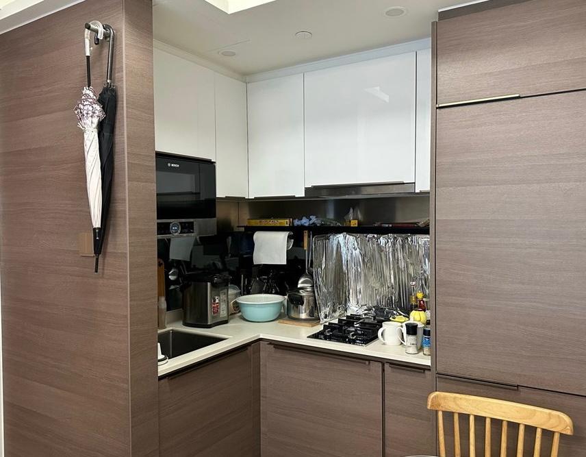 廚房屬半開放式設計,配套齊住新淨。(代理提供)