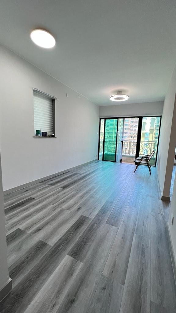 長方形大廳外接露台,整體裝修新淨雅緻。(代理提供)