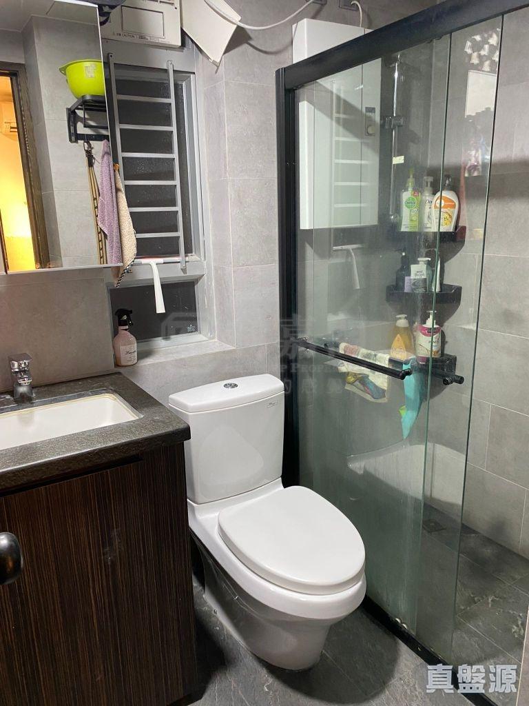 透明玻璃企缸設計的浴室,裝修仍新淨。(代理提供)