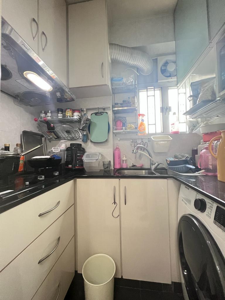 廚房面積闊落,收納空間充裕。(代理提供)