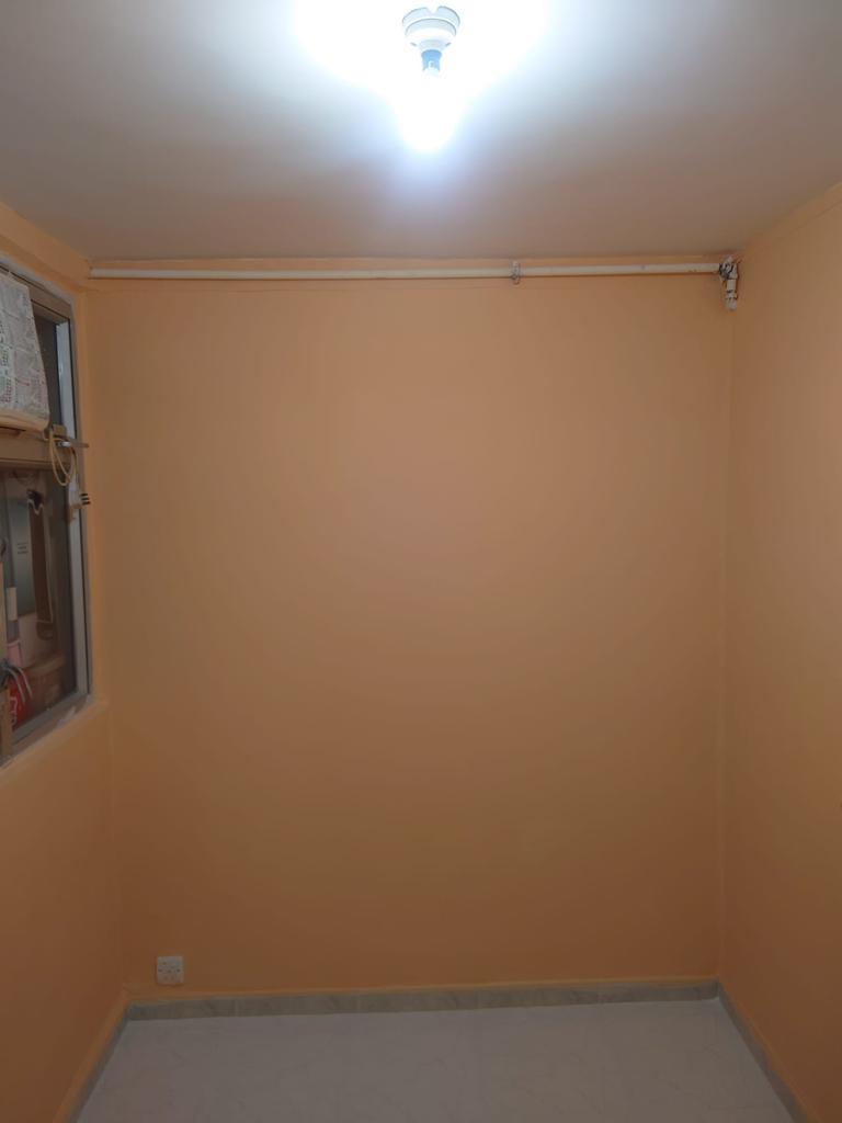 兩間睡房牆身均髹上粉橙色,色調柔和,而且新淨。(代理提供)