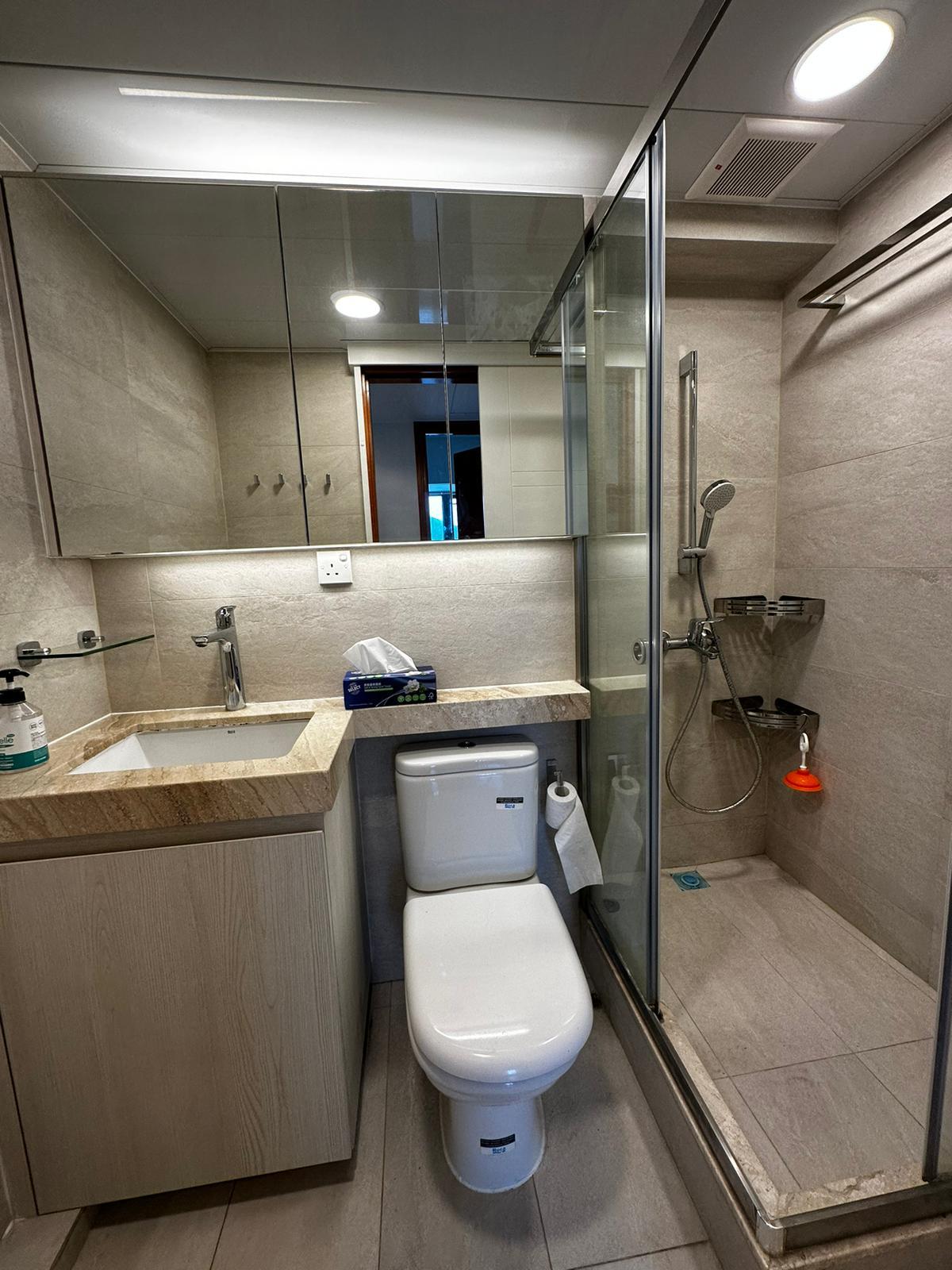 單位為套三房間隔,設有兩個浴室。(代理提供)