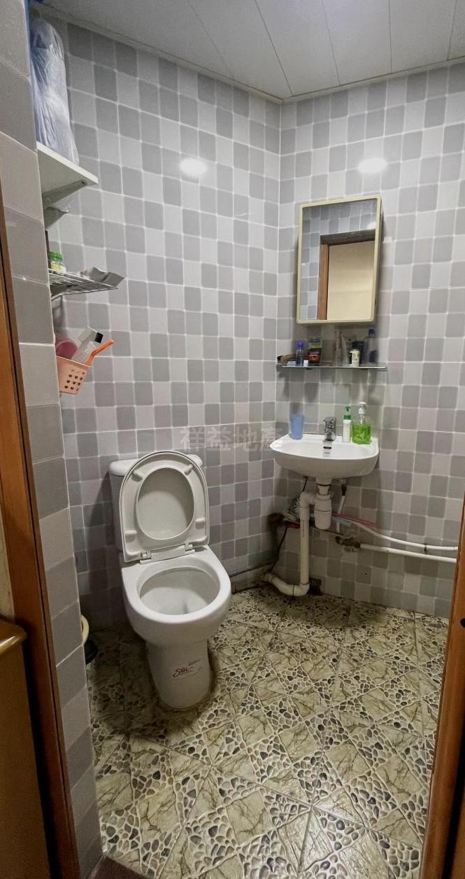 浴室附有雅緻裝修,新淨闊落。(代理提供)