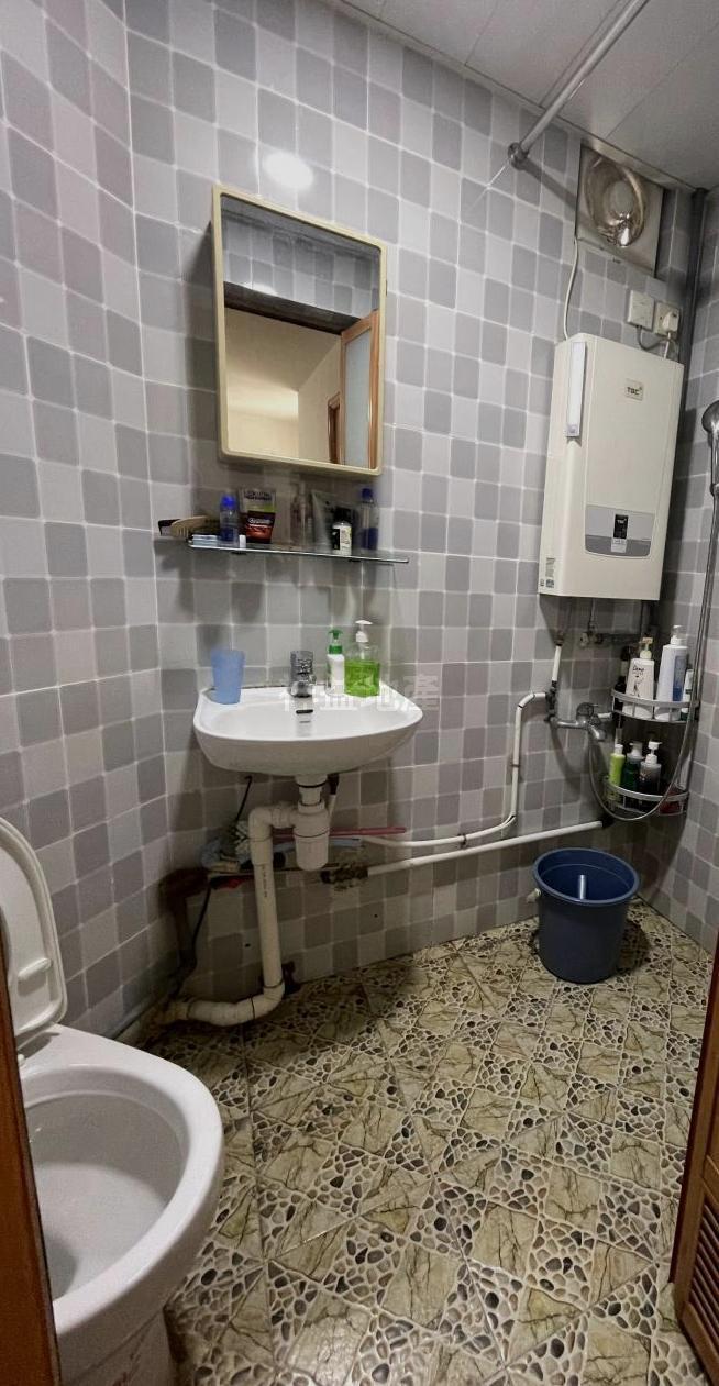 浴室面積闊大,方便老人家使用。(代理提供)