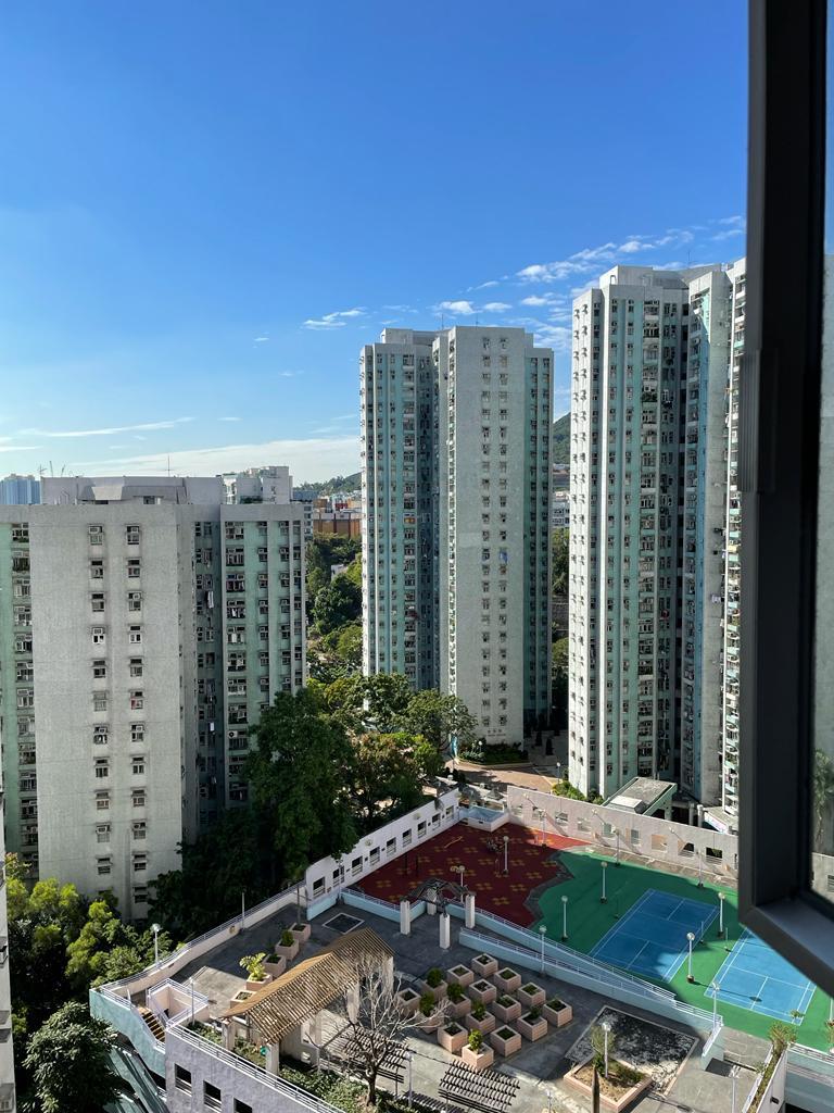 部分景觀望鄰近屋苑及球場景,同樣開揚。(代理提供)