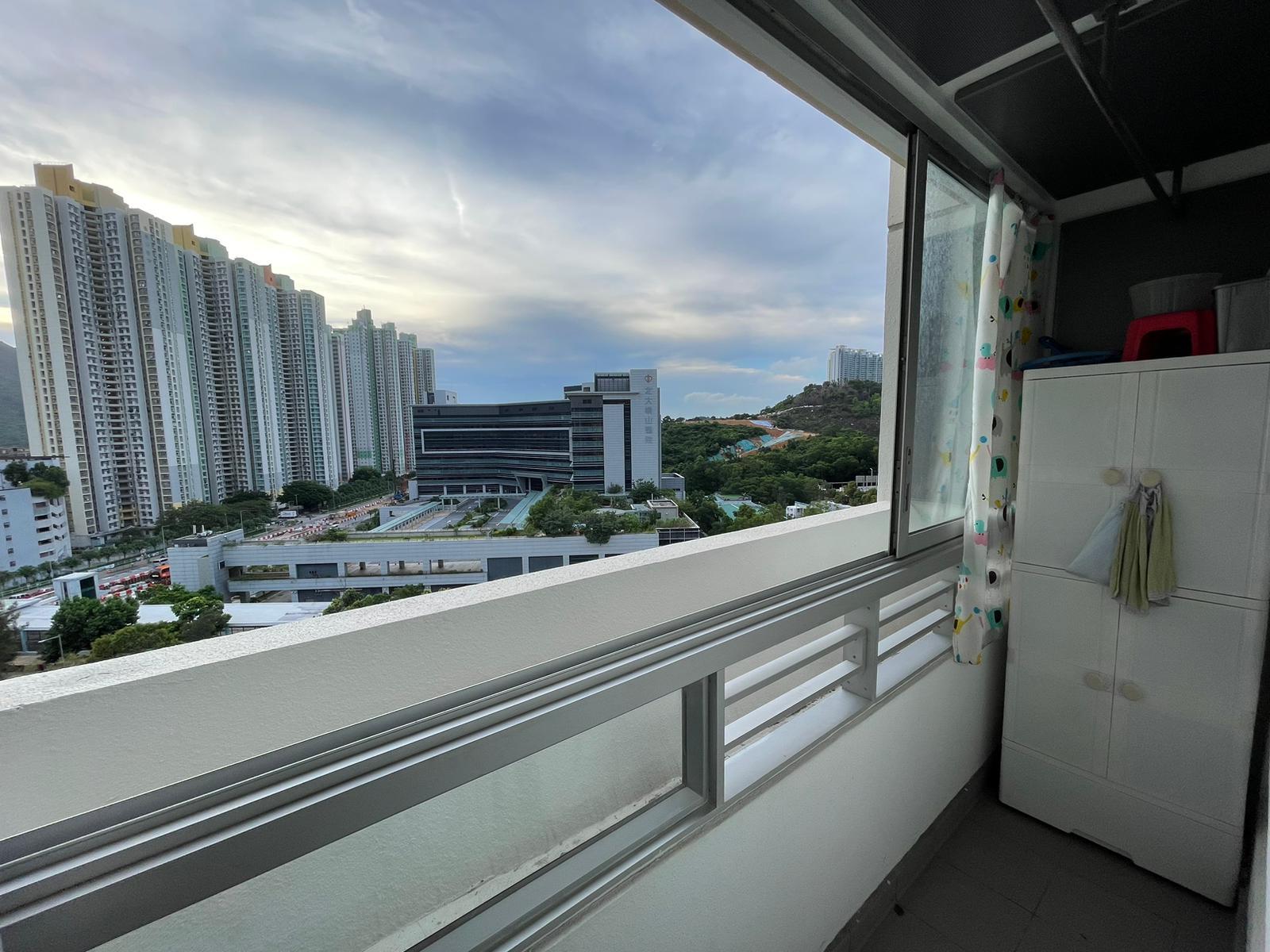 單位設有露台,外望開揚山景及樓景。(代理提供)