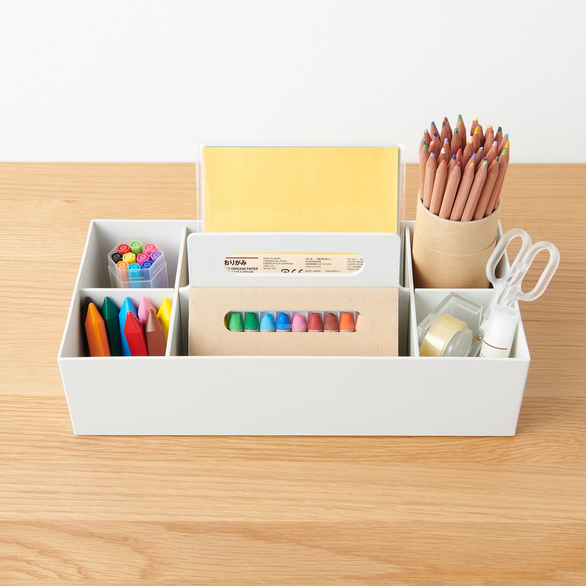 PP文件格│有助整齊存放各式文件、書籍及其他形狀不一的物件,為桌面帶來整齊統一的視覺效果。備有半透明及灰白色供選擇。優惠價:八折 (HK$7–$84) (原價:HK$8–$105)