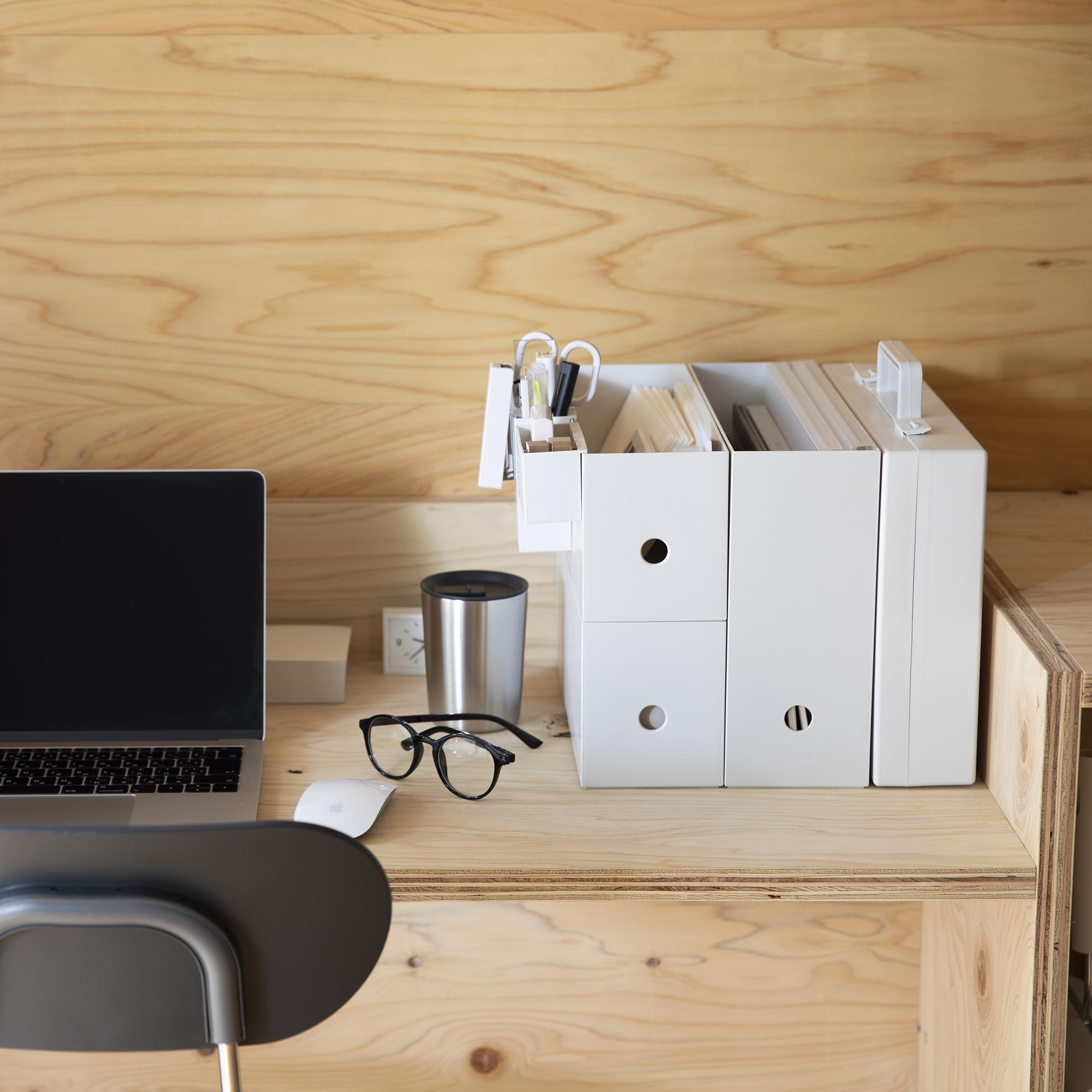 PP文件格│有助整齊存放各式文件、書籍及其他形狀不一的物件,為桌面帶來整齊統一的視覺效果。備有半透明及灰白色供選擇。優惠價:八折 (HK$7–$84) (原價:HK$8–$105)