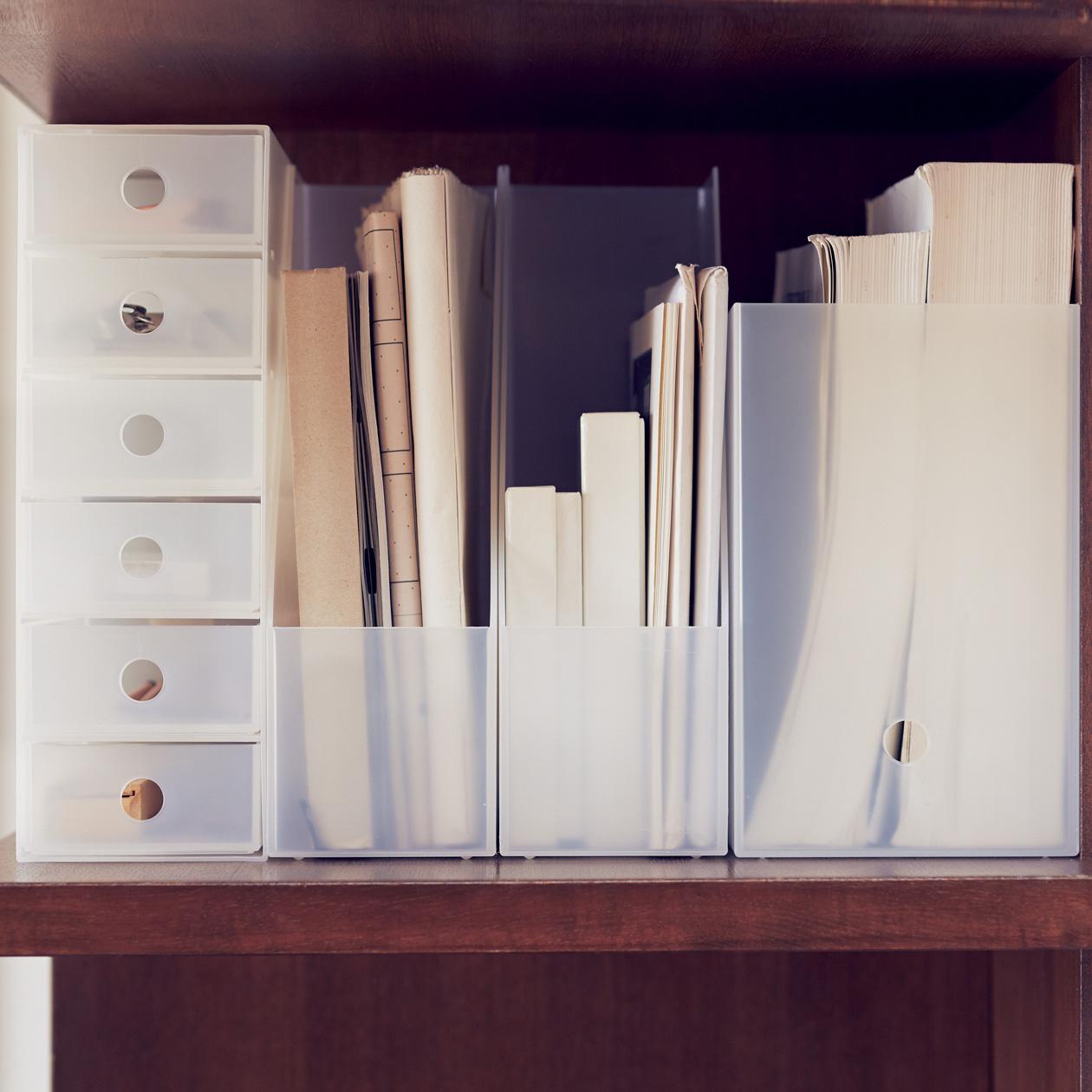 PP文件格│有助整齊存放各式文件、書籍及其他形狀不一的物件,為桌面帶來整齊統一的視覺效果。備有半透明及灰白色供選擇。優惠價:八折 (HK$7–$84) (原價:HK$8–$105)