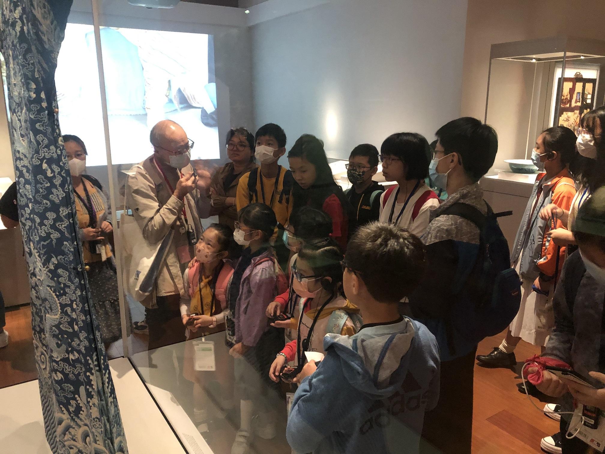 導賞員向青少年介紹香港故宮文化博物館展品
