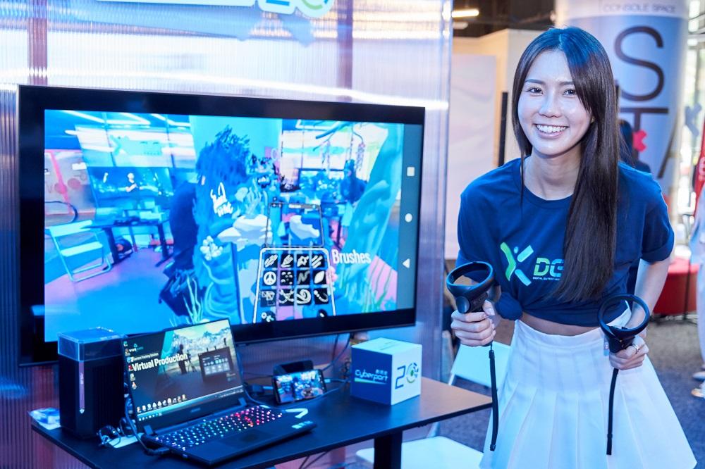 暑假好去處│數碼港邀請了六間初創企業參與傳媒簡介會,帶來他們的數碼娛樂體驗。參展的企業包括 Ubivox- Catwalk Fashion Show、PureHay- 數碼龐克展、HTC Vive VR Printing、GustoCALLI CATCAST、ATTA- 人工智能運動教練,以及由聖公會聖米迦勒小學的學生演示的 HKDSA無人機足球。