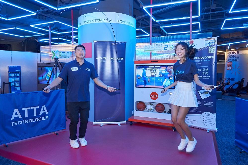 暑假好去處│數碼港邀請了六間初創企業參與傳媒簡介會,帶來他們的數碼娛樂體驗。參展的企業包括 Ubivox- Catwalk Fashion Show、PureHay- 數碼龐克展、HTC Vive VR Printing、GustoCALLI CATCAST、ATTA- 人工智能運動教練,以及由聖公會聖米迦勒小學的學生演示的 HKDSA無人機足球。