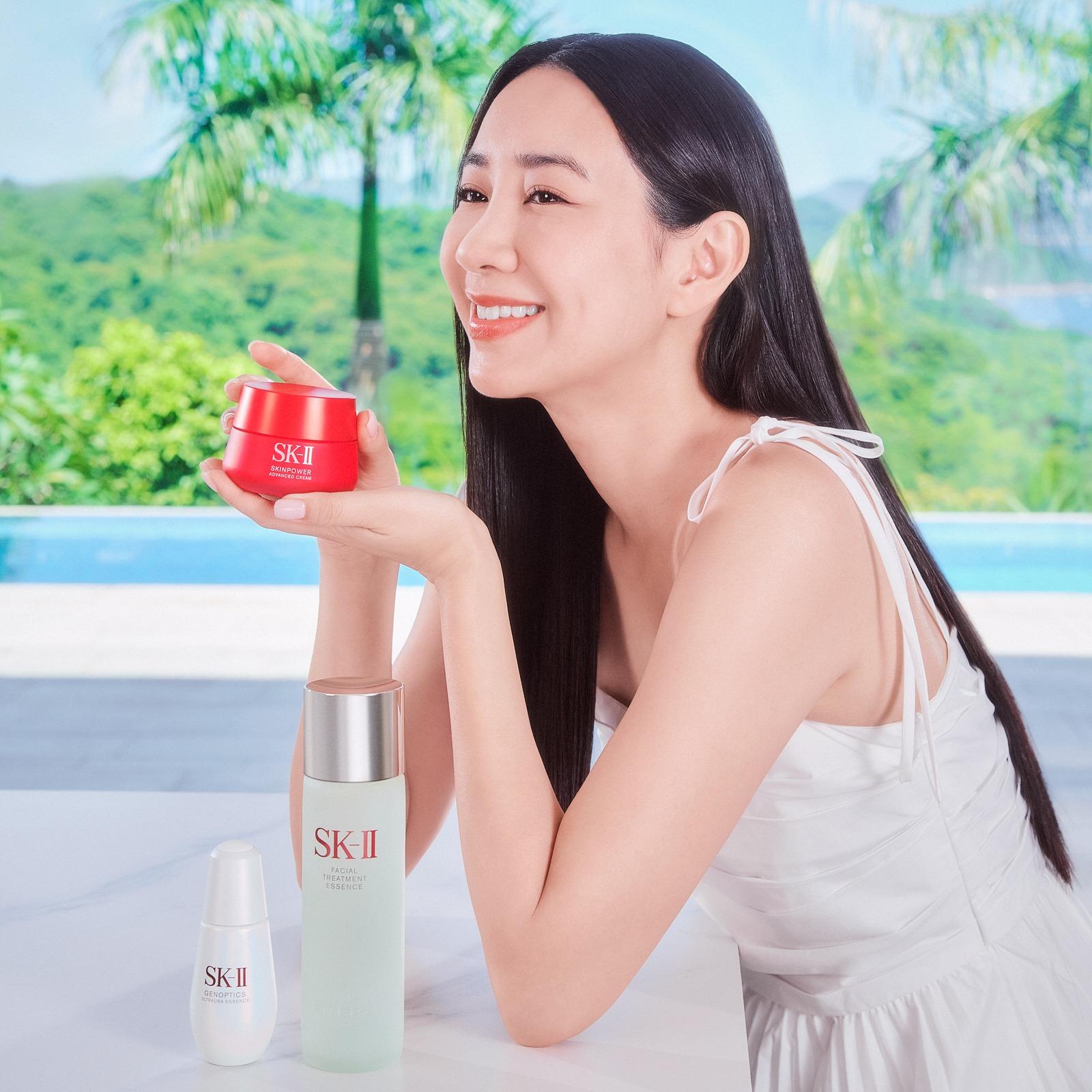 另一位SK-II忠實用家吳雨霏Kary,就算已成人母,仍保持年輕,她大讚只需塗少許精華霜,肌膚已被充足電。