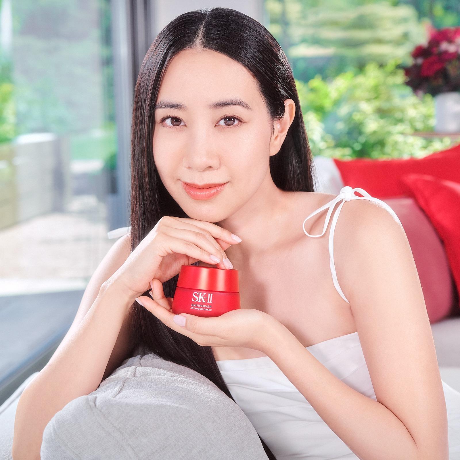 另一位SK-II忠實用家吳雨霏Kary,就算已成人母,仍保持年輕,她大讚只需塗少許精華霜,肌膚已被充足電。