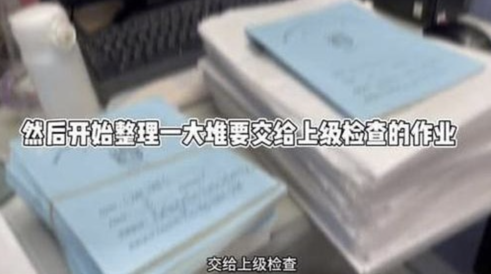 這位女教師更在學校的女廁內擺pose自拍,完全沒有放棄學校的每一個角落。(圖片來源:小紅書@珊茶花Camellia)