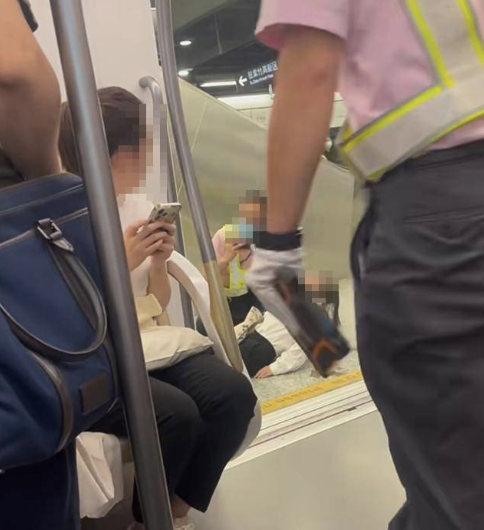 女子被抬出月台等候救援。(圖片來源:小紅書@市場的搬運工)