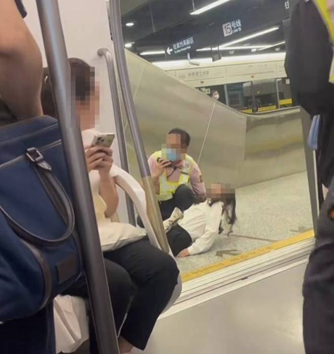 車廂內的乘客都十分關心女子的狀況。(圖片來源:小紅書@市場的搬運工)