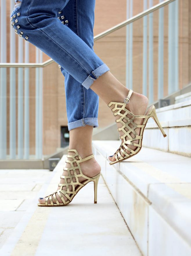 著高跟鞋行山。(圖片來源:Unsplash@Apostolos Vamvouras、Unsplash@Simona Tadorova)