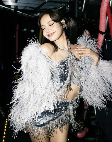 香港街頭的確甚少看到有人著珠片衫。(示意圖,非當事人)(圖片來源:Instagram@lalalalisa_m)