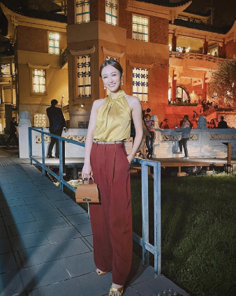 與今年流行的「多巴胺穿搭」相違背。(示意圖,非當事人)(圖片來源:Instagram@_bowiecheung)