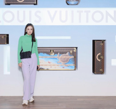 與今年流行的「多巴胺穿搭」相違背。(示意圖,非當事人)(圖片來源:Instagram@_bowiecheung)