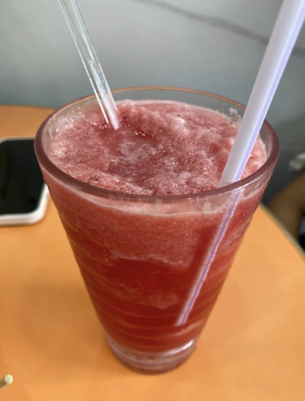 內地女斥店內衛生惡劣超多烏蠅。(圖片來源:小紅書@甜崽)