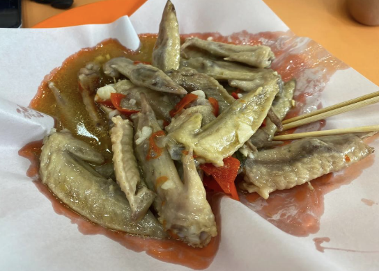 內地女斥店內衛生惡劣超多烏蠅。(圖片來源:小紅書@甜崽)