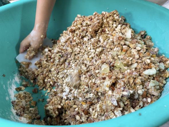 五仁月餅的材料眾多,只是把全部饀料拌好,所用的力氣也不少。(am730攝)