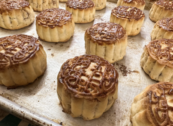 吳太熱情地叫我把五仁月餅拿回家與父母分享,他們稱和坊間最不同的便是用料足又不油膩,更有淡淡的檸檬清香。(am730攝)