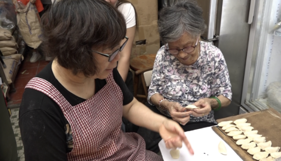 吳太和嫲嫲仍眼明手快,而且熱心大方愛和街坊閒聊。(am730攝)