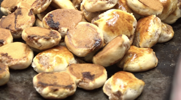 雞仔餅每一塊都是由吳師傅監督下烤好,外層鬆脆,饀料的南乳味不太重,味道有點像叉燒酥。(am730攝)