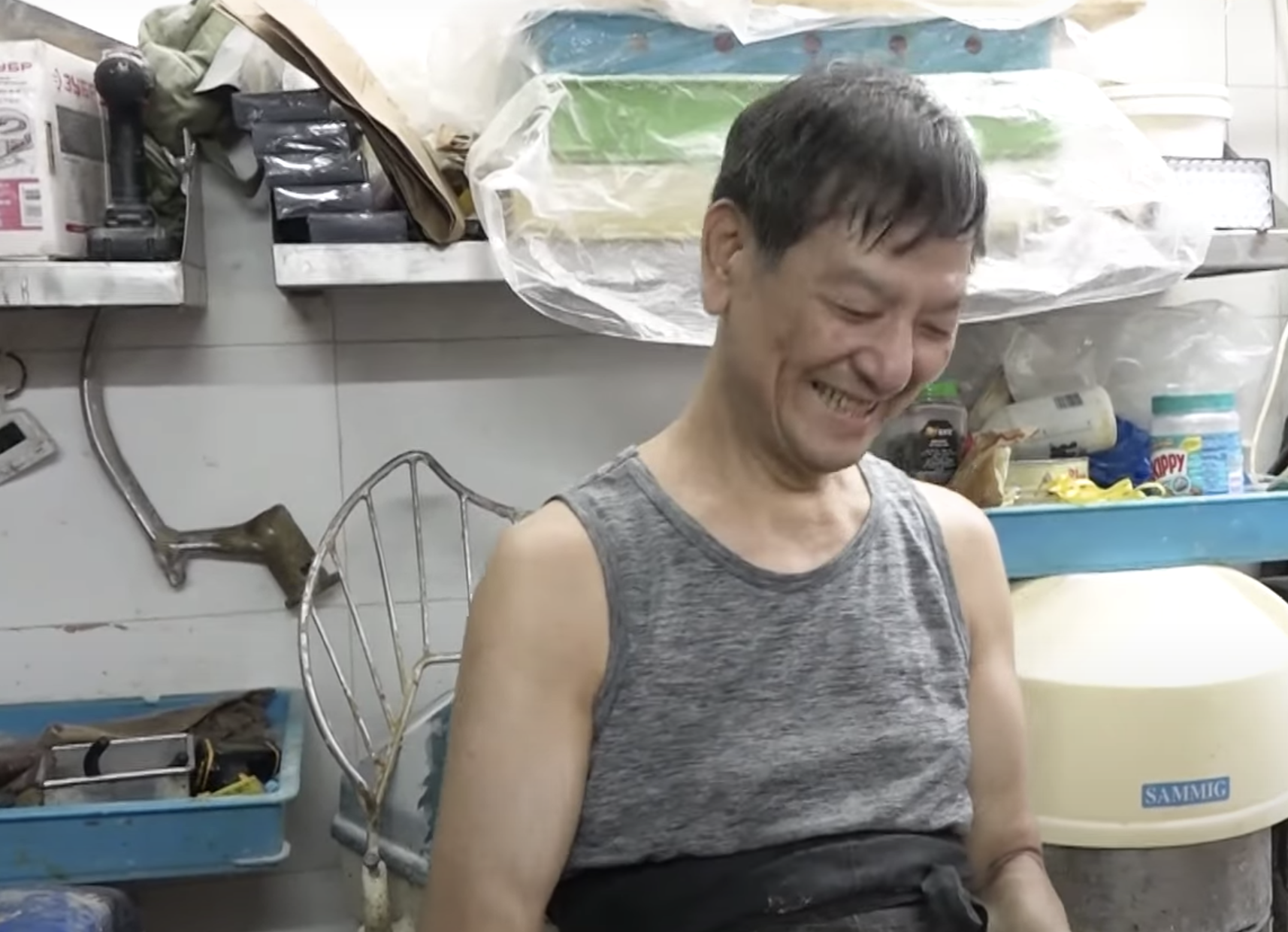 爸爸吳均香造餅資歷之深更被江仔打趣道「造餅做到死」。(am730攝)