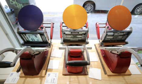 可以手搖活版印刷機親身體驗活版印刷的技術。(am730攝)