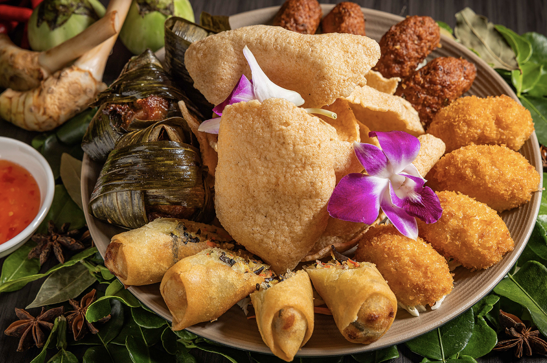 充滿斑蘭香氣的香葉包雞,為大餐打開序幕!(資料圖片)