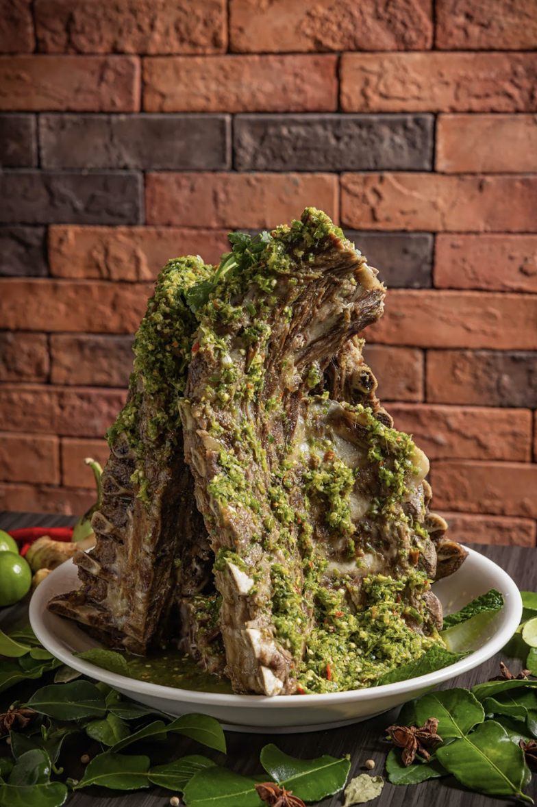 選用新鮮豬頸骨入饌,以多款泰式香料煮燉至軟腍鬆化。(資料圖片)