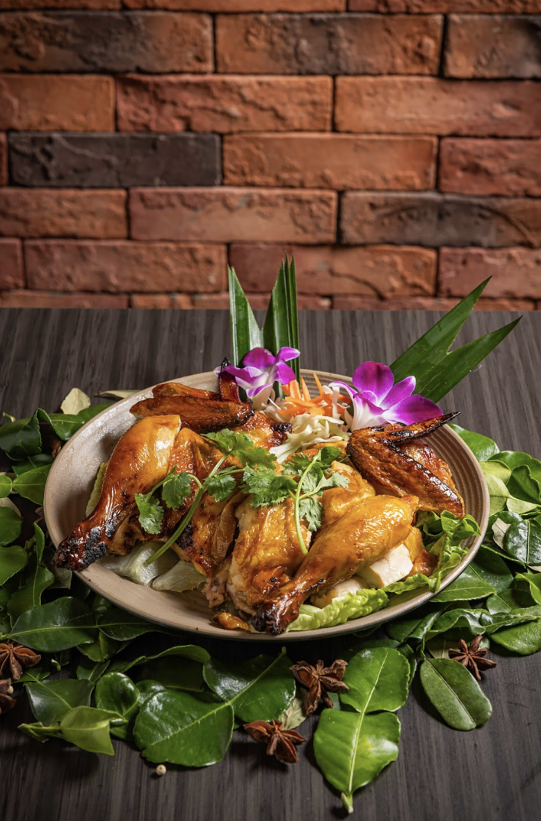 芭提雅特色菜式,大廚選用雞味濃郁的農家雞入饌,即使經過長時間烤焗後仍能保持肉質緊緻嫩滑。(資料圖片)