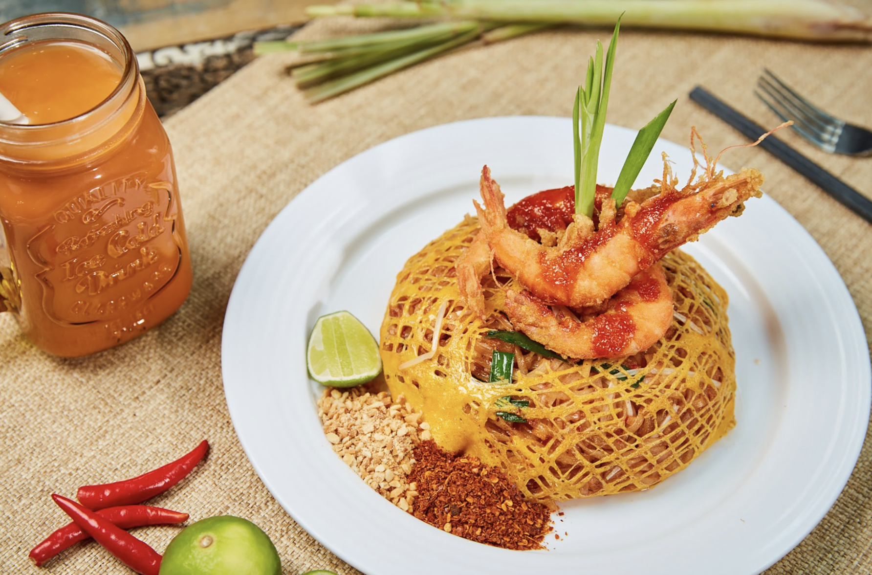 配料,再以酥脆大蝦配上自家製甜酸醬汁做點綴,滿口清新又帶濃郁泰式風味,味道與外觀都一流!(資料圖片)