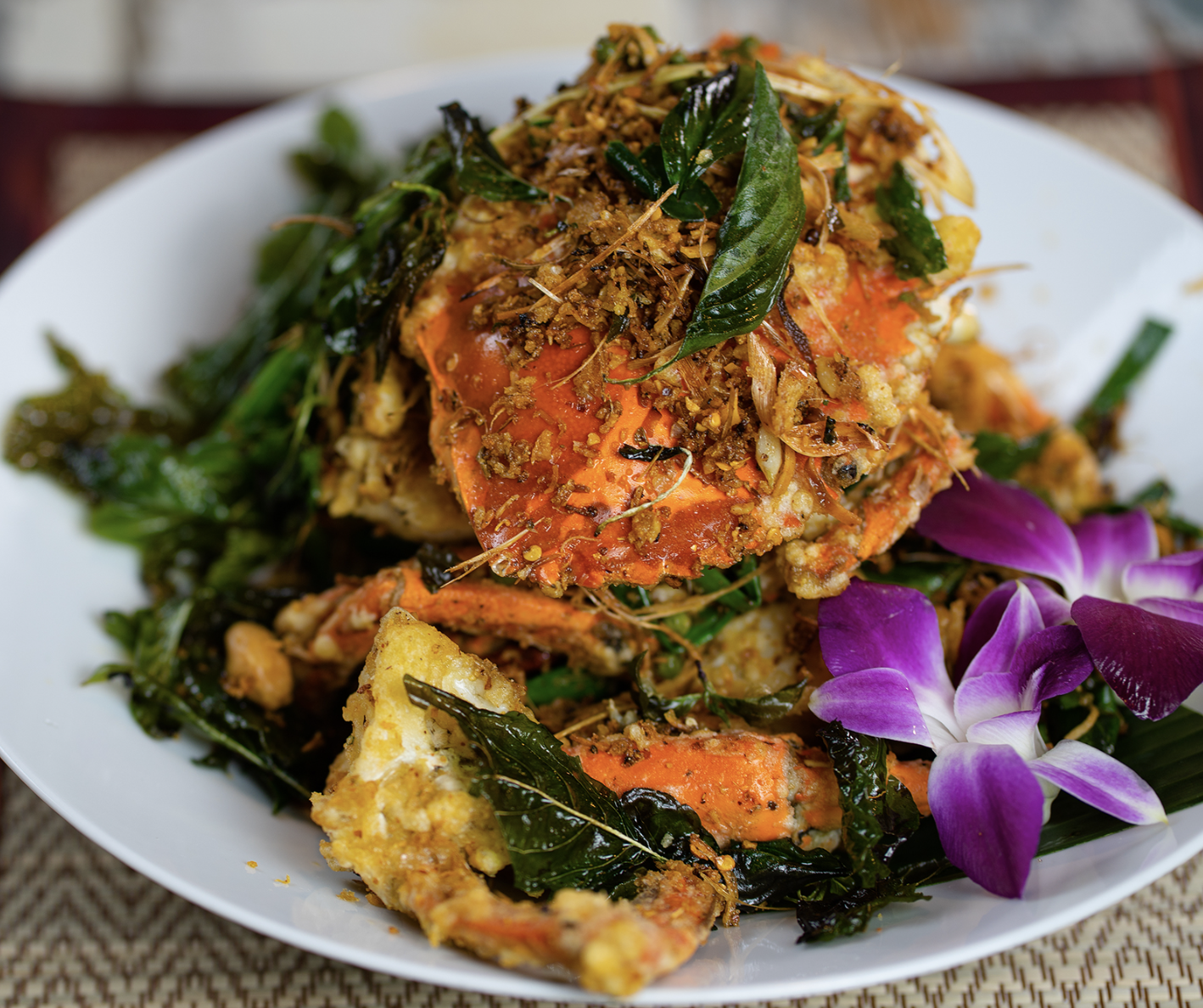 曼谷地道名菜,大廚嚴選肉質鮮甜彈牙的肉 蟹入饌,再以乾椰絲、香茅、檸檬葉、乾蔥 、炸蒜、甲猜、腰果、泰國青胡椒等多款香 料配上料酒猛火爆炒。(資料圖片)