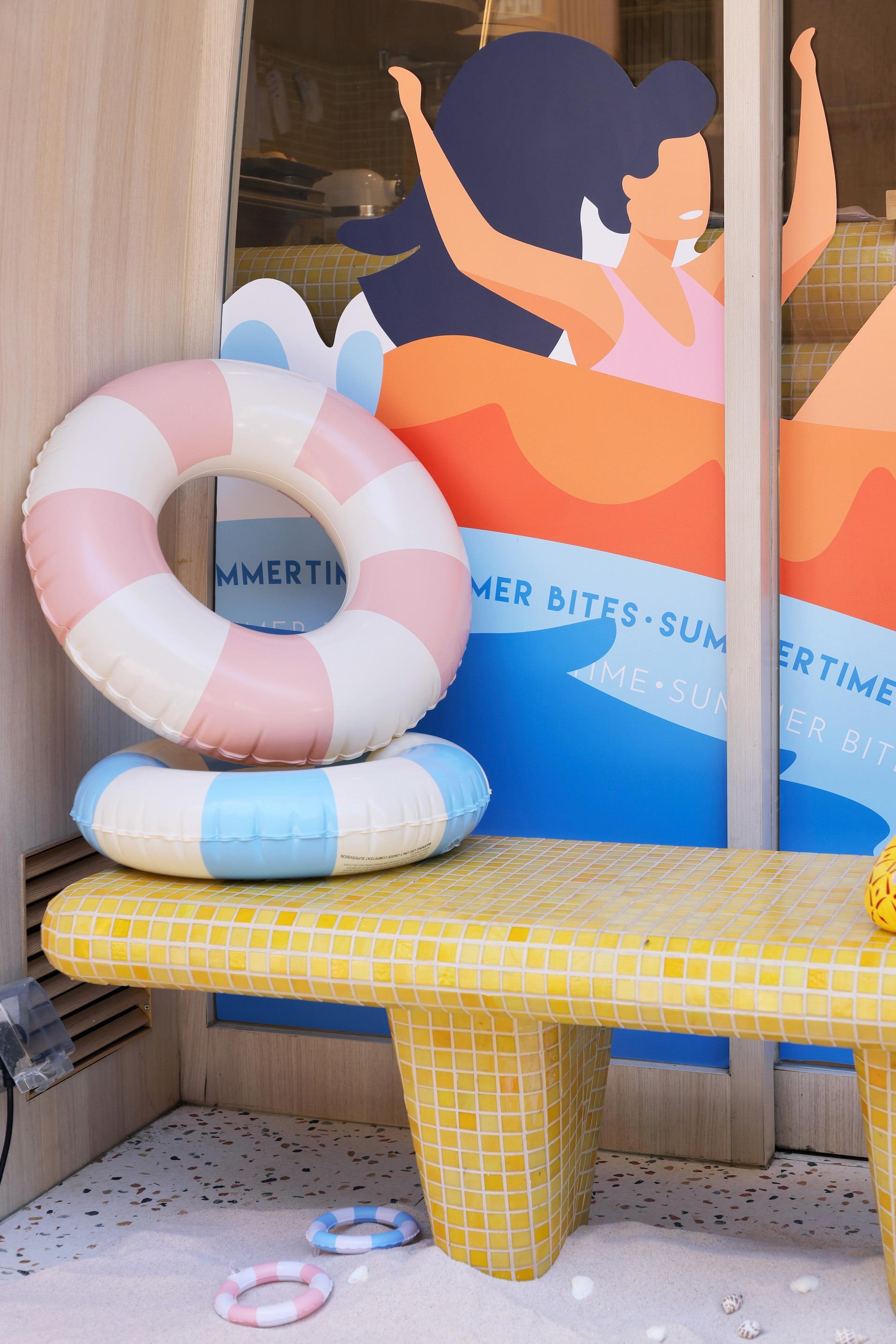 敏感肌護膚品牌Cetaphil舒特膚,首次聯乘本地原創新派甜品小食品牌「小點角落Bite by Bite」,特別將店內變身成為燦爛多彩又玩味十足的盛夏沙灘派對。