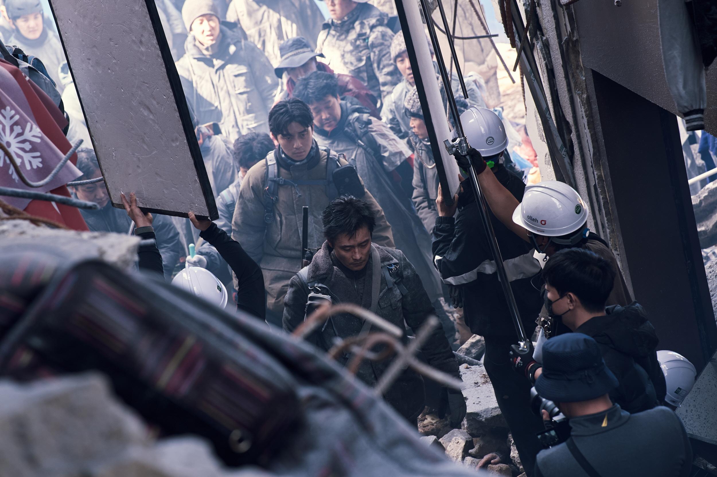 朴敘俊因為李炳憲才自薦演出《烏托邦浩劫》,兩人在拍攝期間合作愉快。