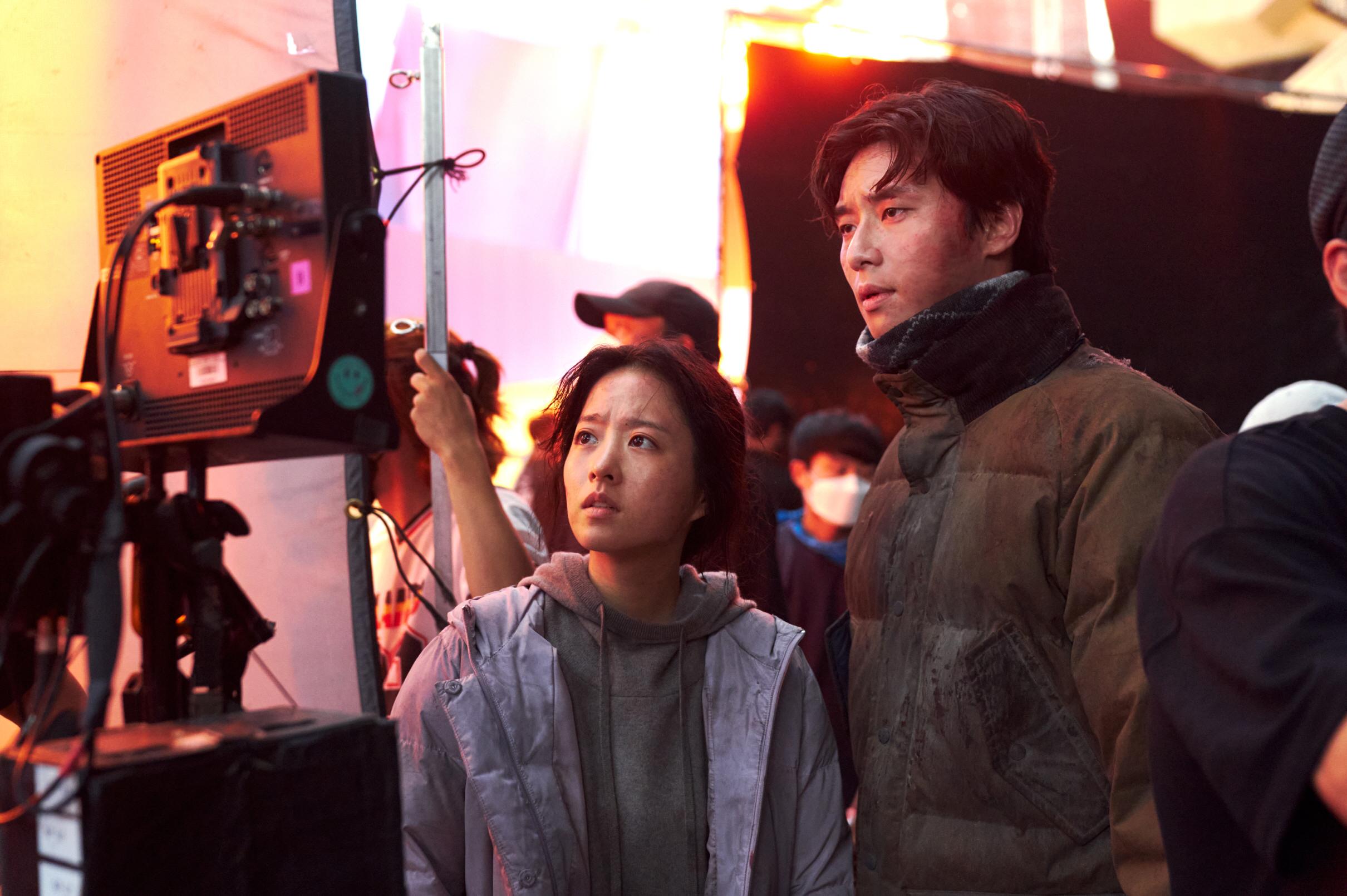 朴敘俊和朴寶英通過《烏托邦浩劫》展現他們前所未見的新形象,兩人在現場看拍攝回放片段時表現興奮。