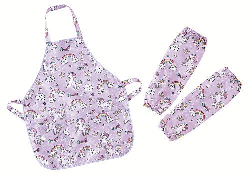 Stories童裝雨褸及圍裙手袖由香港本地自家品牌設計,貼心考慮用家需要,輕巧又方便攜帶的童裝雨褸配備書包摺位設計,最適合小朋友上學時使用。