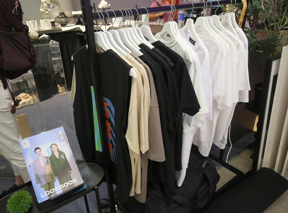 本草綱目│購買任何產品,即可獲贈門市開幕限定擴香石套裝,凡追蹤Instagram (@locoweed.c)及登記成為會員,即可獲贈明前香水旅行裝│8月17日至9月17日