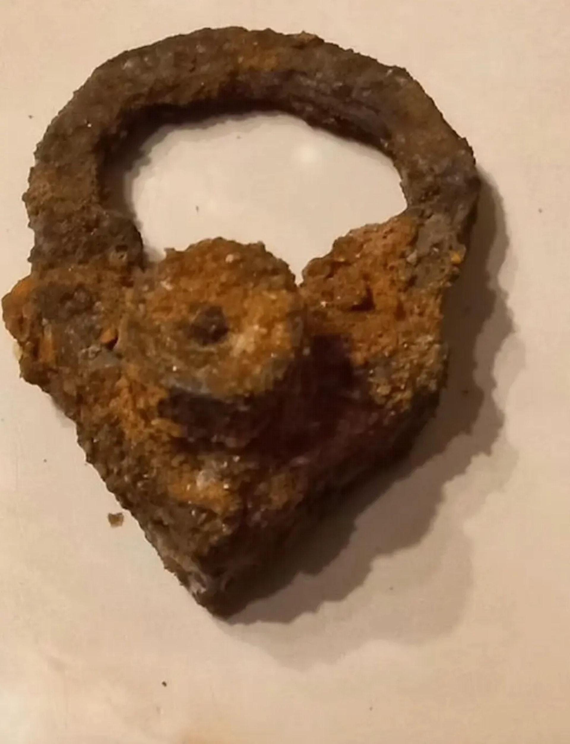 小孩腳上有一副腳鐐。