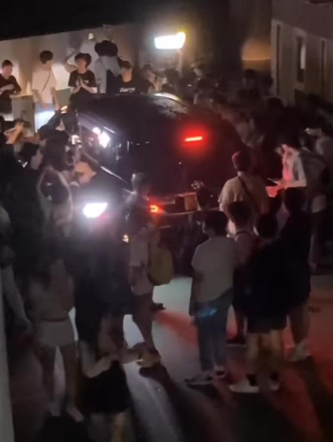 Ivy So與Candy@Collar離開時被重重包圍。