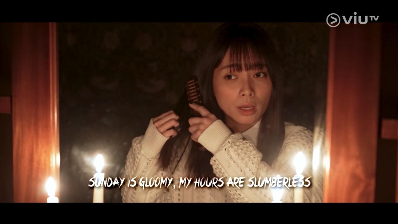 Ash雖然一度感到透唔到氣:但仍對鏡一邊梳頭一邊唱歌來招魂。