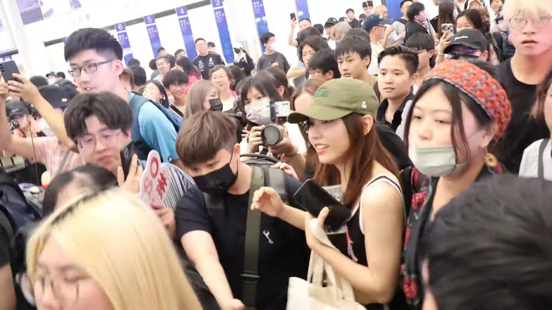 Ivy So@Collar回港時,被fans重重包圍,寸步難行。